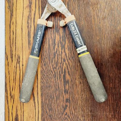FISKARS .POWER LEVER CUTTERS