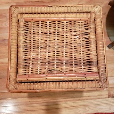 Wicker clothes hamper