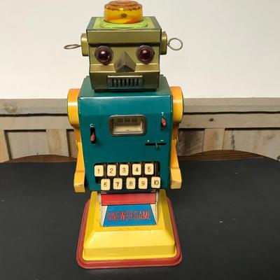 VINTAGE ROBOT TOY