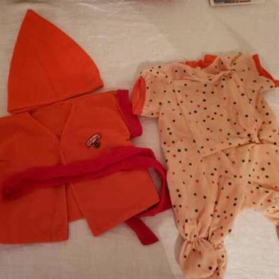 Vintage Teddy Ruxpin with 7 books & tapes, clothes & instructions