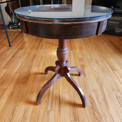 Round Side table w glass top  22