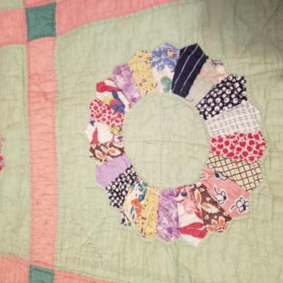 Vintage handmade Dresden plate quilt