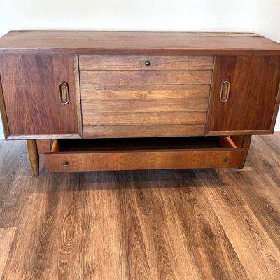 LANE Mid-century Modern Lane Cedar Chest  **Read Details