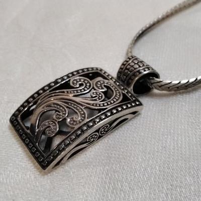Silpada Medallion On Milor Herringbone Italian 24" Necklace