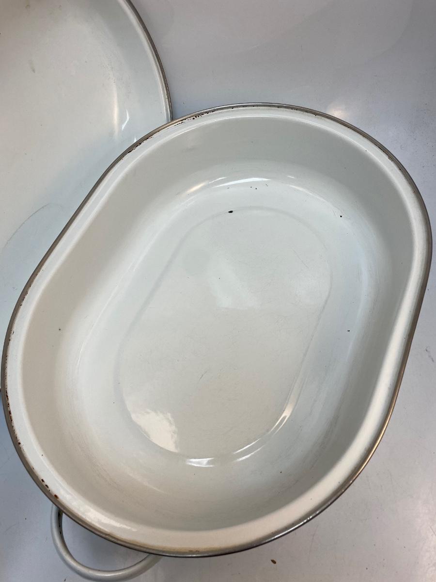 Large White Enamel Roasting Pan with Lid and Rack