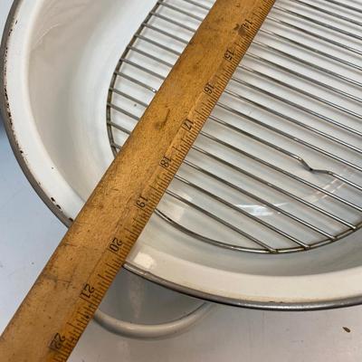Large White Enamel Roasting Pan with Lid and Rack