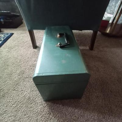 METAL CARRY TWO DRAWER TOOLBOX AND SCREW DRIVERS