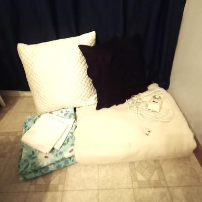 FULL/QUEEN HEATED BLANKET-BED SET AND THROW PILLOWS