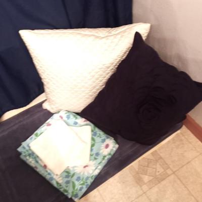 FULL/QUEEN HEATED BLANKET-BED SET AND THROW PILLOWS