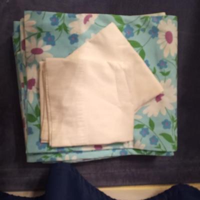 FULL/QUEEN HEATED BLANKET-BED SET AND THROW PILLOWS