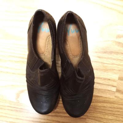 LADIES FASHION BOOTS AND SHOES SIZE 8