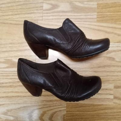LADIES FASHION BOOTS AND SHOES SIZE 8