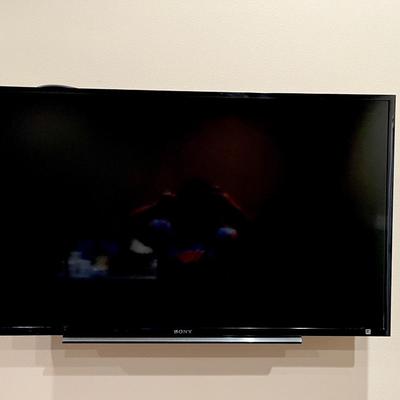 SONY 40â€ SMART TV with Remote & Wall Mount