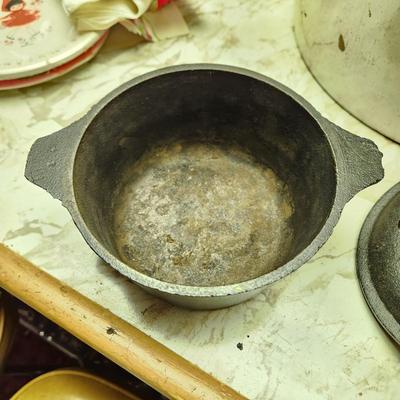 Vintage 1 Qtr. Cast Iron Garlic Roaster Baker USA