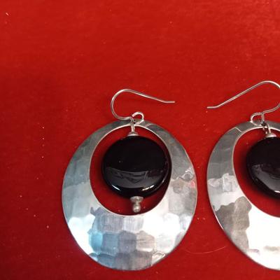 STERLING SILVER EARRINGS WITH DANGLING BLACK STONE