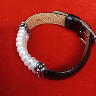 GENUINE HANORA PEARL AND LEATHER BRACELET AND PEARL EARRINGS