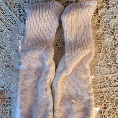 Lot 86: Vintage Bonnets, Bib & Socks