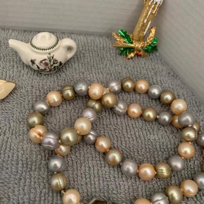 Vintage Costume Jewelry Lot - Necklaces Rings Earrings +++