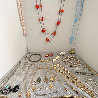 Vintage Costume Jewelry Lot - Necklaces Rings Earrings +++