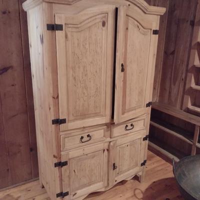 Custom Solid Natural Wood Cabin Furniture Armoire/Media Cabinet
