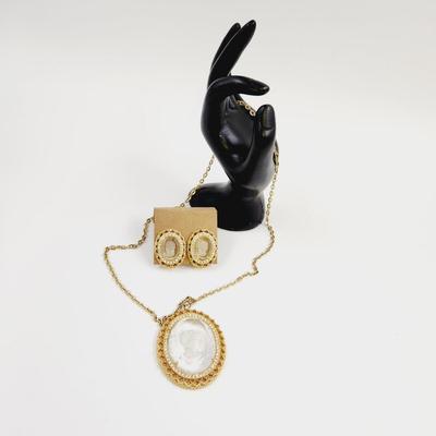 BEAUTIFUL VINTAGE GOLD TONED CRYSTAL WOMAN CAMEO NECKLACE & EARRINGS SET