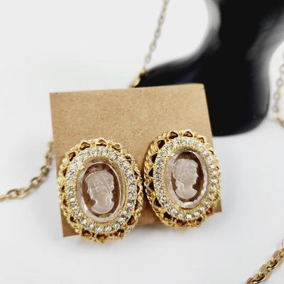 BEAUTIFUL VINTAGE GOLD TONED CRYSTAL WOMAN CAMEO NECKLACE & EARRINGS SET