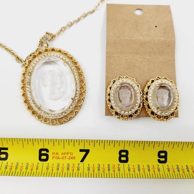 BEAUTIFUL VINTAGE GOLD TONED CRYSTAL WOMAN CAMEO NECKLACE & EARRINGS SET