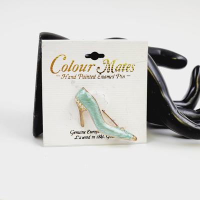 COLOR MATES PAINTED ENAMEL DRESS SHOE BROOCH