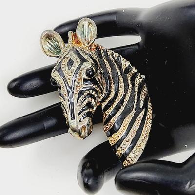 BEAUTIFUL METAL ZEBRA BROOCH / PIN