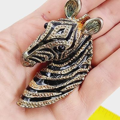 BEAUTIFUL METAL ZEBRA BROOCH / PIN
