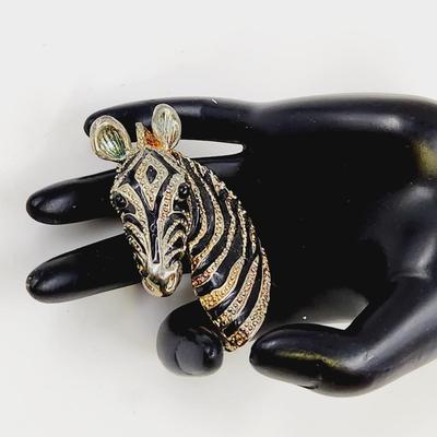 BEAUTIFUL METAL ZEBRA BROOCH / PIN