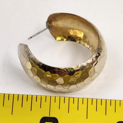 VINTAGE LARGE GOLD TONED HAMMERED METAL HOOP EARRINGS