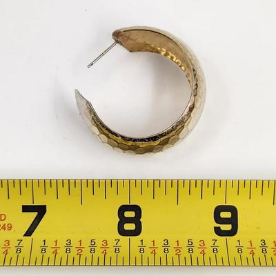 VINTAGE LARGE GOLD TONED HAMMERED METAL HOOP EARRINGS