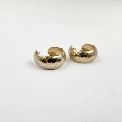 VINTAGE LARGE GOLD TONED HAMMERED METAL HOOP EARRINGS