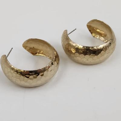 VINTAGE LARGE GOLD TONED HAMMERED METAL HOOP EARRINGS