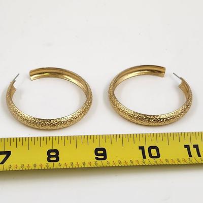 VINTAGE LARGE GOLD TONED HAMMERED METAL HOOP EARRINGS