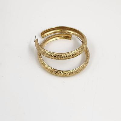 VINTAGE LARGE GOLD TONED HAMMERED METAL HOOP EARRINGS