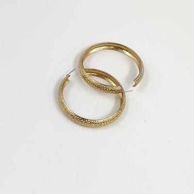 VINTAGE LARGE GOLD TONED HAMMERED METAL HOOP EARRINGS