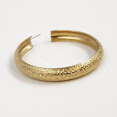 VINTAGE LARGE GOLD TONED HAMMERED METAL HOOP EARRINGS