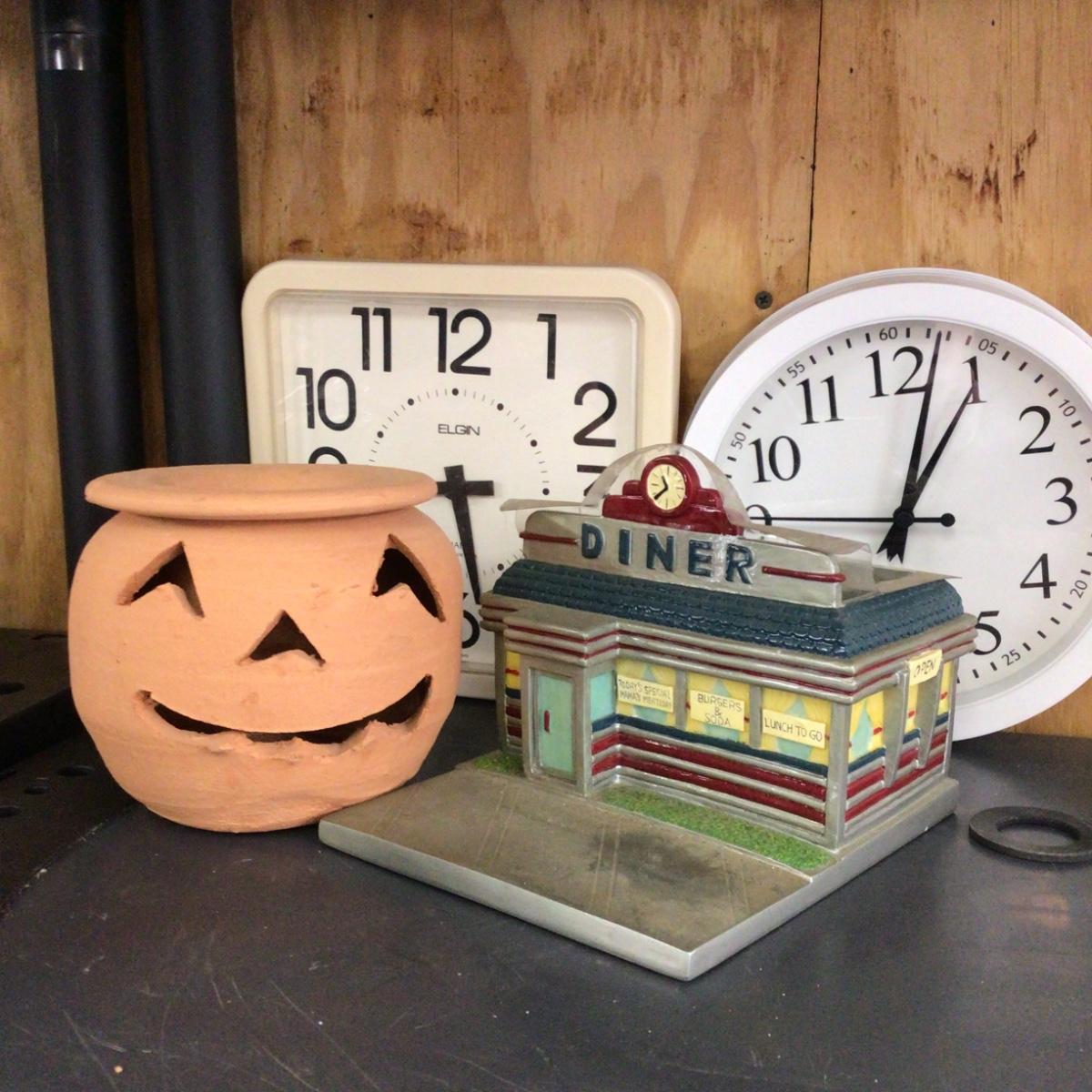 1764 Planter & Clock Lot