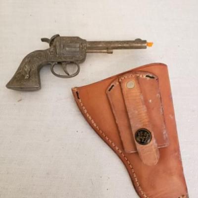 Vintage Hubley toy single shot working cap gun and holster