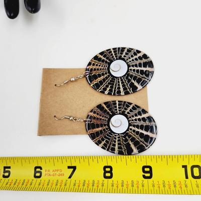 FANTASTIC SHELL LIKE DANGLE EARRINGS