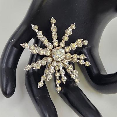 VINTAGE SILVER TONED WHITE STAR BROOCH