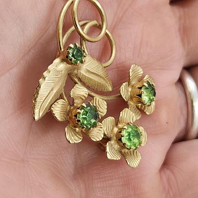 VINTAGE GOLD TONED FLOWERED BROOCH