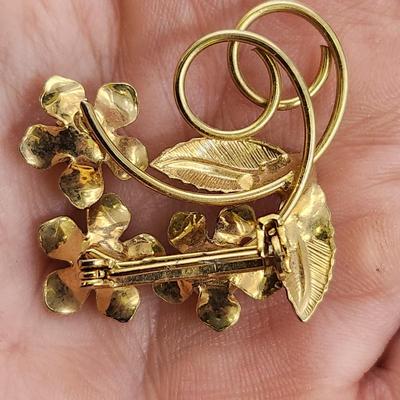 VINTAGE GOLD TONED FLOWERED BROOCH