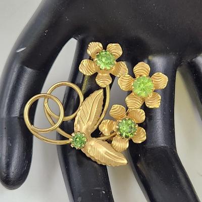 VINTAGE GOLD TONED FLOWERED BROOCH
