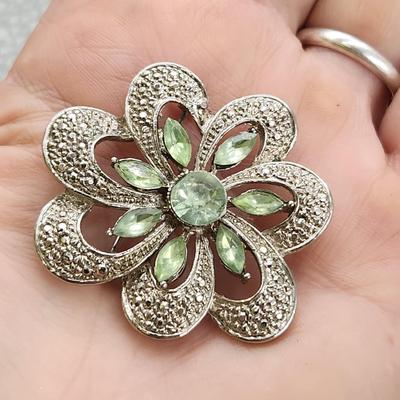 ABSOLUTELY STUNNING VINTAGE SILVER TONED & LIGHT GREEN FLOWERED BROOCH