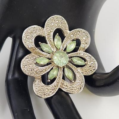 ABSOLUTELY STUNNING VINTAGE SILVER TONED & LIGHT GREEN FLOWERED BROOCH