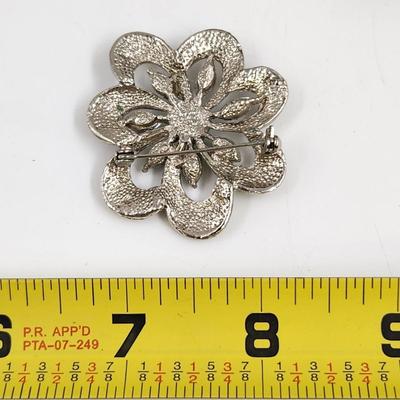 ABSOLUTELY STUNNING VINTAGE SILVER TONED & LIGHT GREEN FLOWERED BROOCH