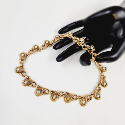 VINTAGE TRIFARI GOLD TONED & CRYSTAL NECKLACE